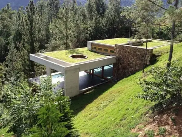 Casa em declive com muro de arrimo de pedra (foto: Escritório de Arquitetura em Sorocaba e Região)