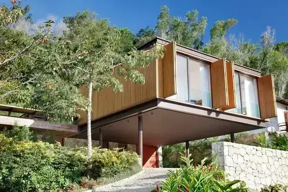 Casa em declive com pilotis e estrutura metálica (projeto: Jacobsen Arquitetura)