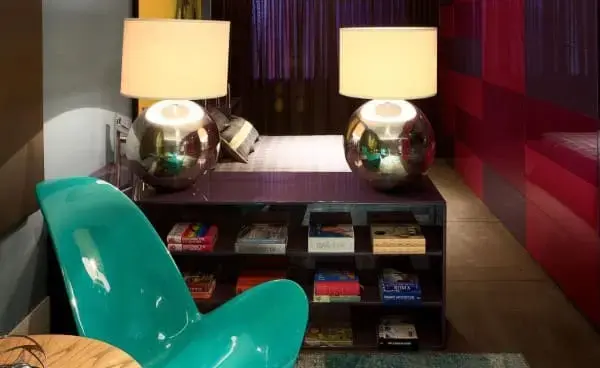 Cores complementares: cadeira verde tiffany e parede vermelha (foto: Casa Cor Paraná)