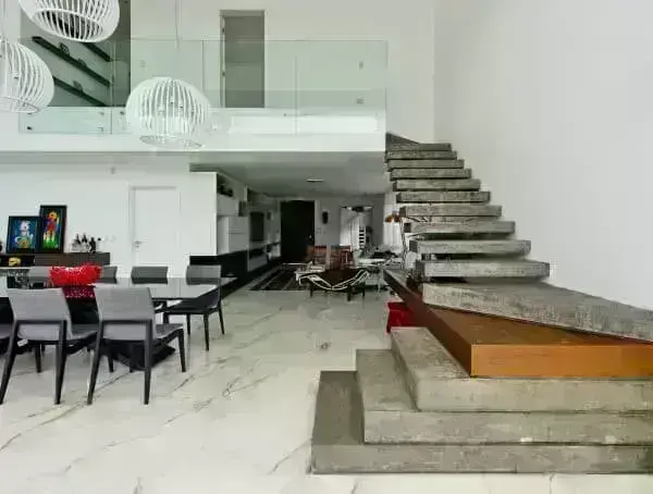 Escada pré-moldada de concreto (projeto: Espaço do Traço Arquitetura)