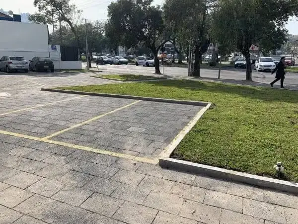 Piso drenante em estacionamento (foto: piso tátil | porto alegre| incorevest)