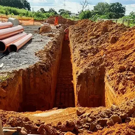 Viga de baldrame: abertura da vala (foto: Madrilape Escavações e Terraplenagem Locações)