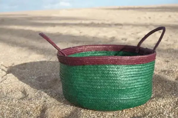 Artesanato no Brasil: Cesta verde e vinho criada pela Copartt - Cooperativa de Artesanato do Trançado Tupinambá (foto: Artesol) Artesanato no Brasil: Cesta verde e vinho criada pela Copartt - Cooperativa de Artesanato do Trançado Tupinambá (foto: Artesol)