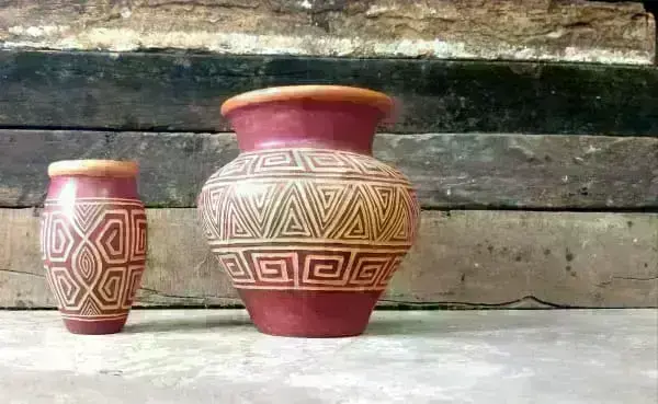 Artesanato Brasileiro: vaso de cerâmica redondo com figuras tribais da artista Elen Castro Cruz Nascimento (Foto: Artesol) Artesanato Brasileiro: vaso de cerâmica redondo com figuras tribais da artista Elen Castro Cruz Nascimento (Foto: Artesol)