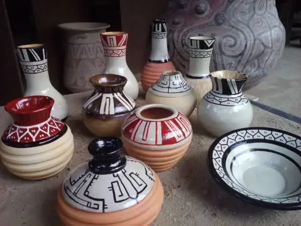 Artesanato Brasileiro: vasos com pigmentos naturais e industrializados do artista Délio Saraiva (foto: Artesol) Artesanato Brasileiro: vasos com pigmentos naturais e industrializados do artista Délio Saraiva (foto: Artesol)