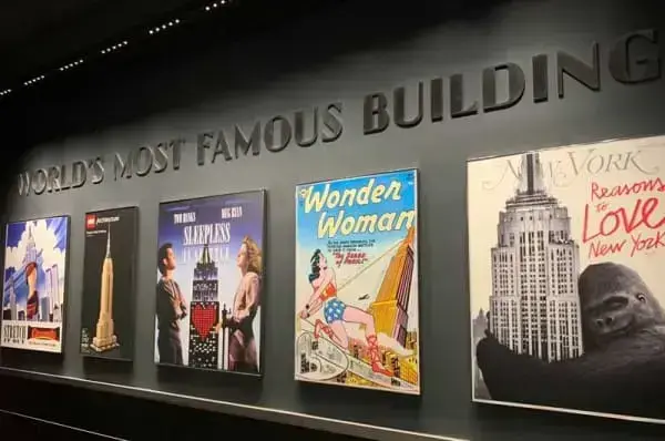 Empire State Building: exposição mostra os filmes em que o edifício aparece (foto: Dicas Nova York) Empire State Building: exposição mostra os filmes em que o edifício aparece (foto: Dicas Nova York)