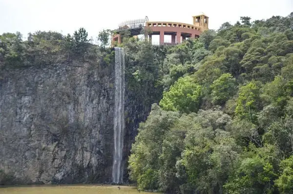 O Parque Tanguá é um lindo parque urbano situado em Curitiba que vem acompanhado de mirante e cascata