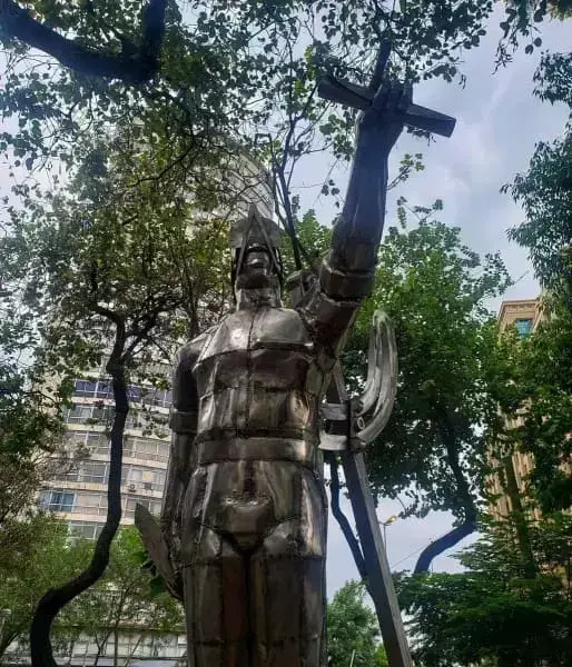 Arquiteto Tebas: estátua do arquiteto em São Paulo (foto: Twitter)