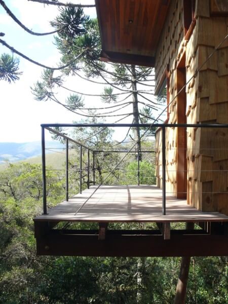 Casa suspensa: casa de madeira na floresta (projeto: André Eisenlohr)