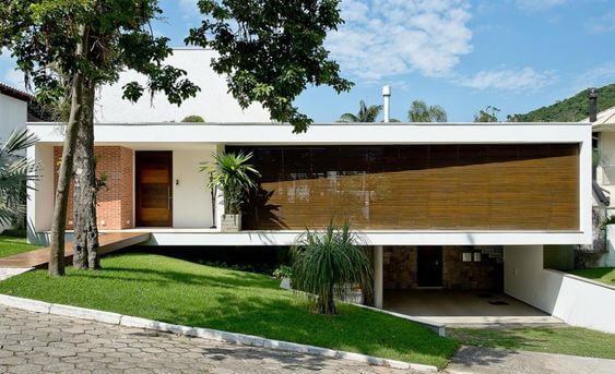 Casa suspensa com garagem (foto: Pimont Arquitetura)