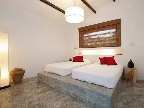 Móveis de alvenaria: cama de alvenaria com concreto aparente (foto: Dicas de Arquitetura)