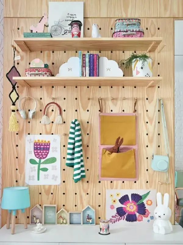 Organize acessórios e brinquedos do quarto infantil com pegboard