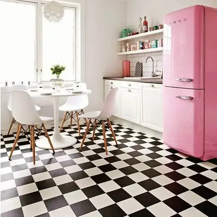 Na cozinha vintage tanto os eletrodomésticos como os objetos são originais da época. Fonte: Dicas Decor