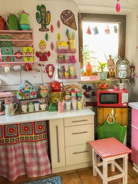 O que é Kitsch: cozinha com microondas vermelho de bolinhas e itens coloridos (foto: Gipsy Queen)