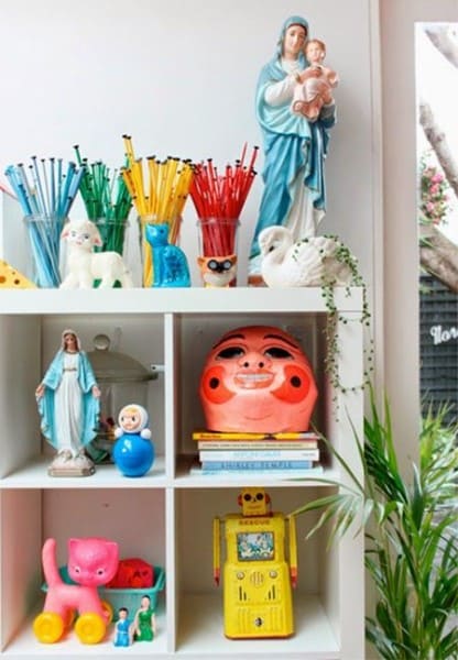 Kitsch: nicho decorado com imagens religiosas e itens divertidos (foto: A Casa eh Sua)