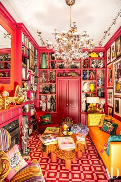 Kitsch: sala com lustre e itens decorativos divertidos (foto: Architectural Digest)