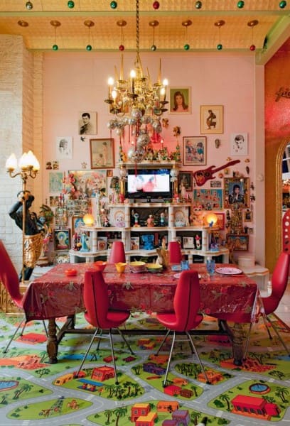 O que é Kitsch: sala de jantar com lustre e quadros (foto: As Arquitetas Online)