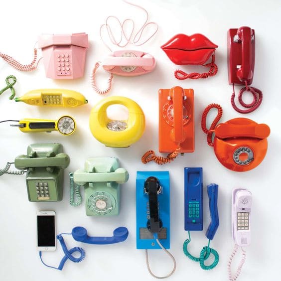 Kitsch: telefones coloridos com design divertido (foto: Buzzfeed)