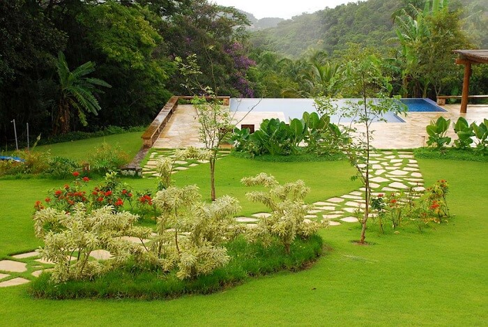 Pisante para jardim formado por pedras e grama. Fonte: Revista Viva Decora