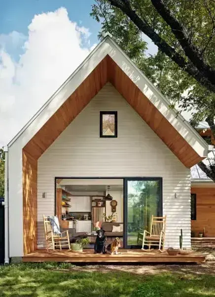 Mini casa com telhado de duas águas e porta de vidro (foto: Decor Fácil)