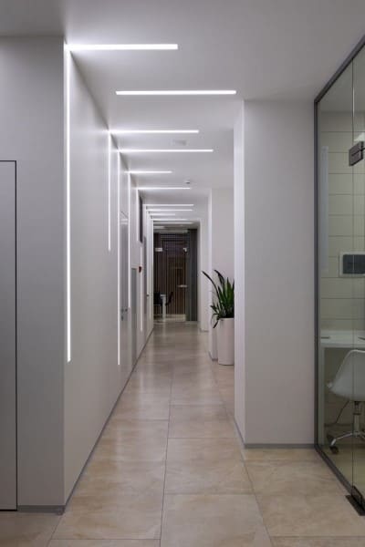 Perfil de LED em corredor de ambiente comercial (foto: Behance)