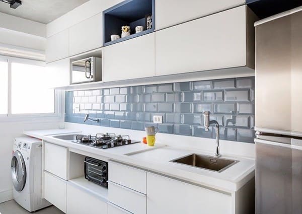 Torneira para cozinha em bancada de granito branco e revestimento azul (foto: Revista Viva Decora)