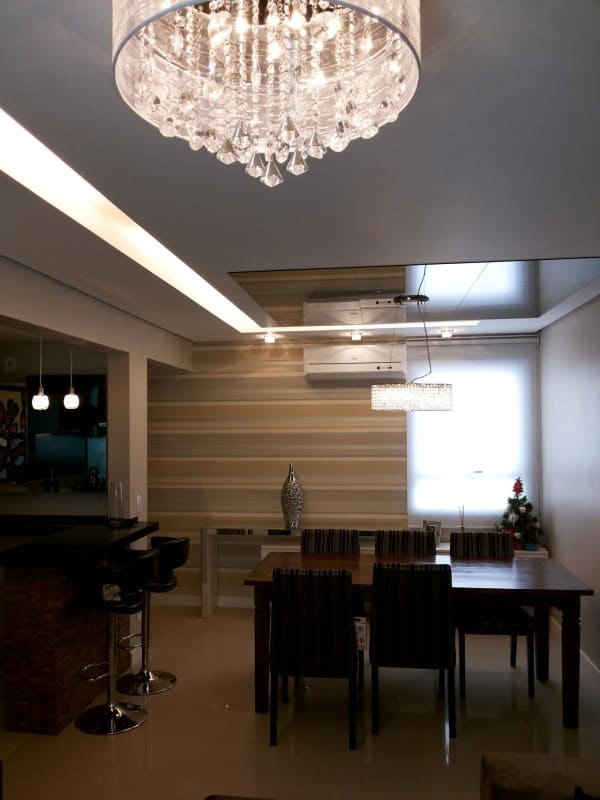 Sanca com LED e lustre de cristal em sala de jantar (foto: Daiana Arnold)