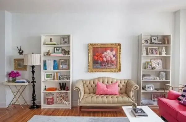 Estilo vitoriano em sala de estar com sofá capitonê (foto: Decor Fácil)