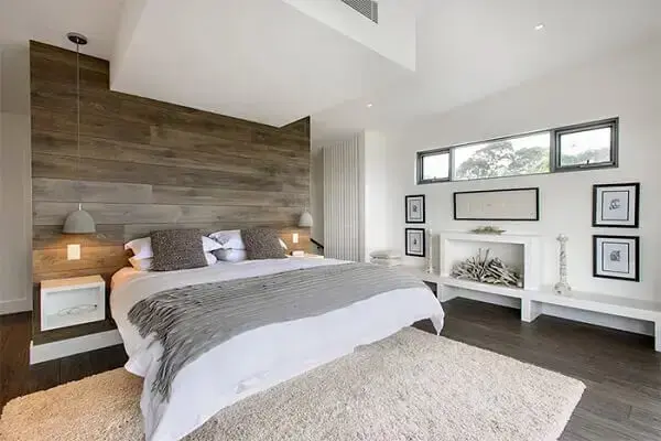 O acabamento do painel de cerâmica na parede do quarto é similar a madeira. Fonte: Houzz