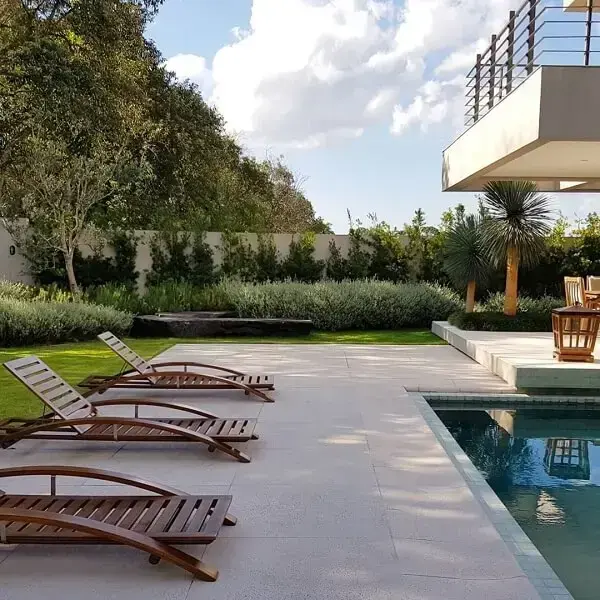 A textura áspera do piso fulget torna sua superfície antiderrapante. Fonte: Casa das Plantas