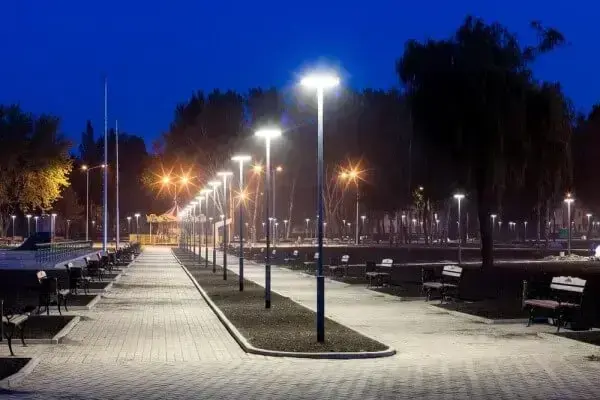 Espaço público: iluminação urbana em praça (foto: Shutterstock)