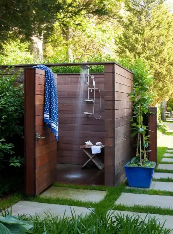 O banheiro área externa é uma alternativa para enfrentar o calor tanto na praia quanto no campo. Fonte: Casa Très Chic