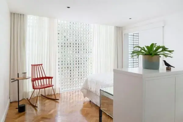 Tijolo vazado branco em quarto (foto: Joana França - Casa.com.br)