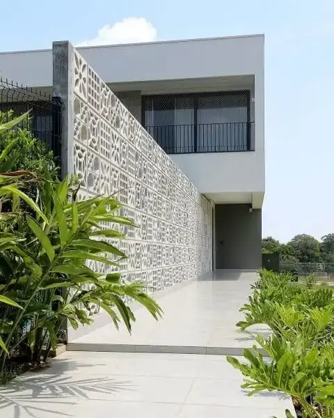 Tijolos vazados para muro: detalhes em casa de arquitetura moderna (foto: Studio Maurício Valladares)