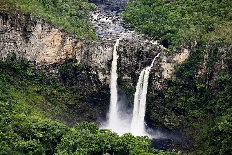 3. O Parque Nacional da Chapada dos Veadeiros abriga espécies e formações vegetais únicas. (Fonte: Exame)