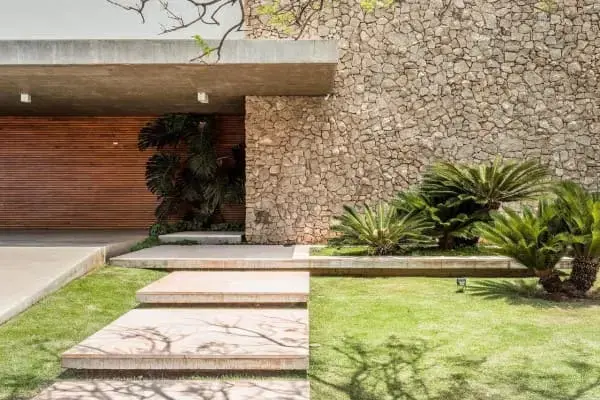 Revestimento com pedra natural em fachada de casa moderna (foto: Antônio Ferreira Junior e Mário Celso Bernardes)