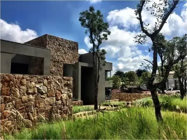 Revestimento com pedra natural em fachada traz beleza e resistência (foto: Daniel Nunes Paisagismo)