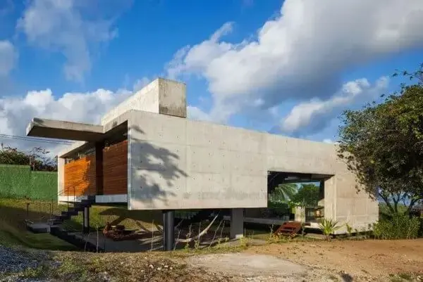 Casa de concreto com madeira ripada foto Escritório Yuri Vital