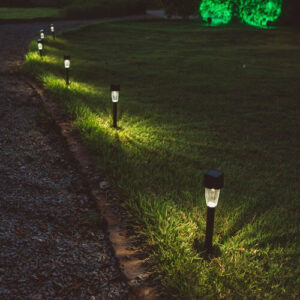 Decore a sua área externa com a luminária led solar. Fonte: Mercado Livre