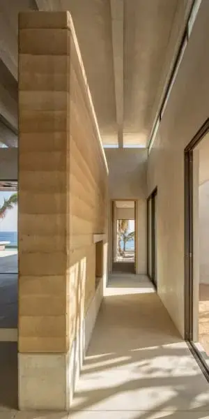 Parede de taipa de pilão com estética moderna Casa Sal RIMA Design Group foto Rafael Gamo