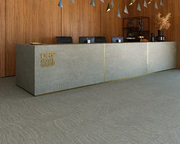 Ambiente com piso laminado cinza que imita pedra natural - coleção Basalto, da Durafloor