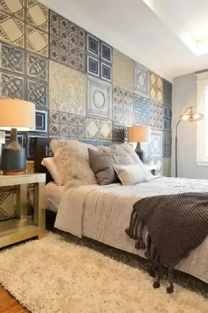 O porcelanato decorado preenche toda a parede da cabeceira da cama. Fonte: Haus Decoração O porcelanato decorado preenche toda a parede da cabeceira da cama. Fonte: Haus Decoração