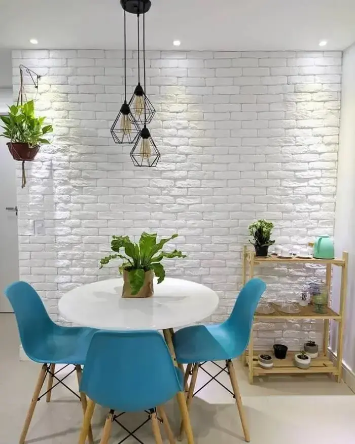 Sala de jantar decorada com tijolo de gesso. Fonte: Nossa Apê 103