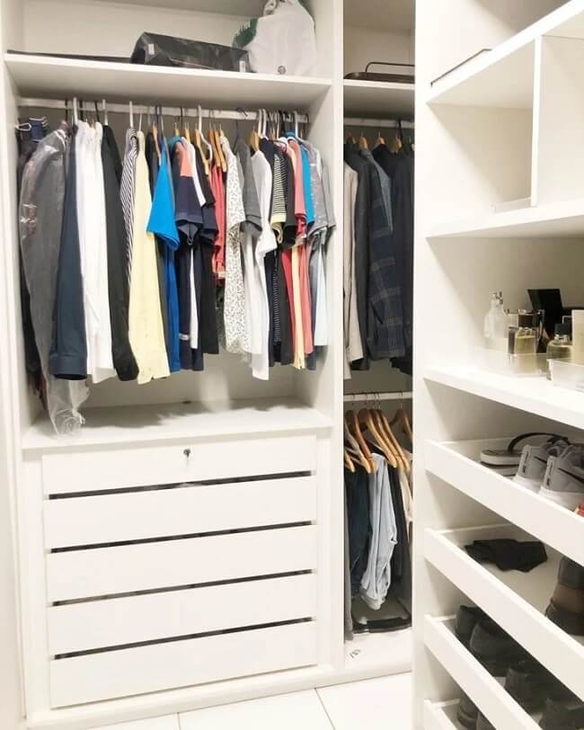 Sapatos e roupas organizadas no guarda-roupa de drywall