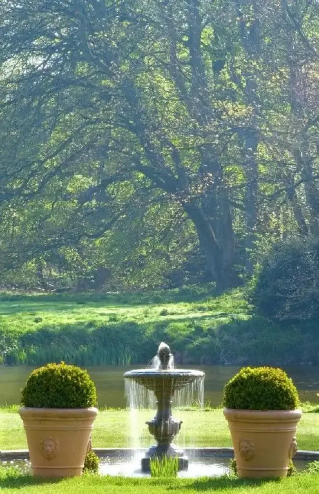 É difícil não se apaixonar pela beleza do chafariz para jardim externo