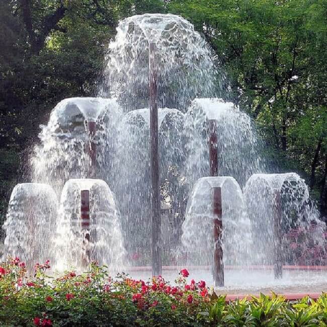 Para terrenos mais amplos aposte em grandes peças de chafariz para jardim