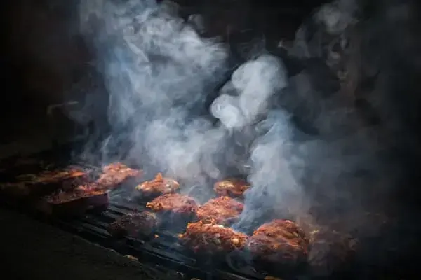 Churrasco com fumaça foto iStock