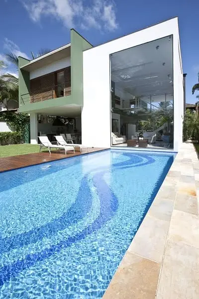 Piscina de concreto em área externa de casa moderna foto FCstudio