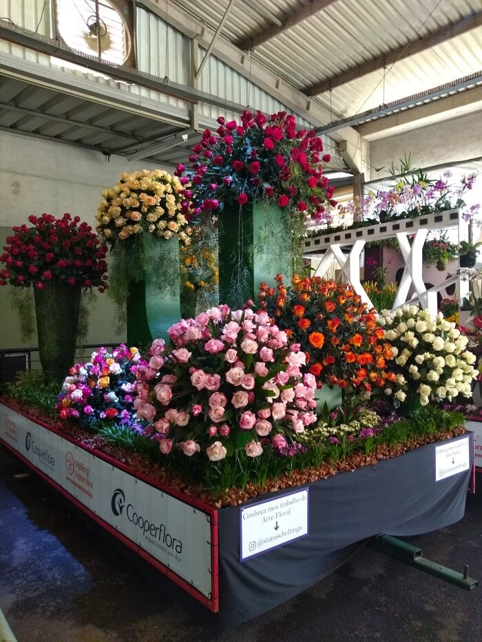 A Parada das Flores acontece por meio do desfile de 3 carros alegóricos