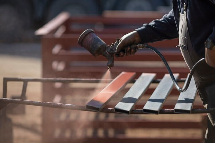 A aplicação do zarcão pode ser feita por trincha, rolo de pintura ou pistola de pulverização para pintura